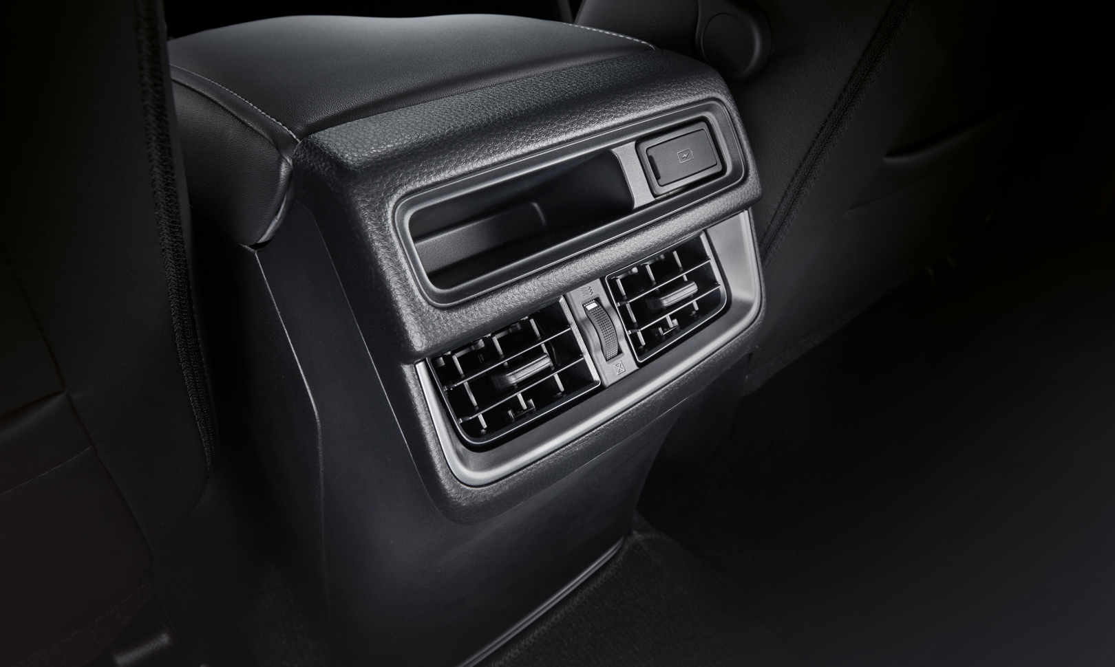 REAR VENTS WITH USB CHARGING PORT